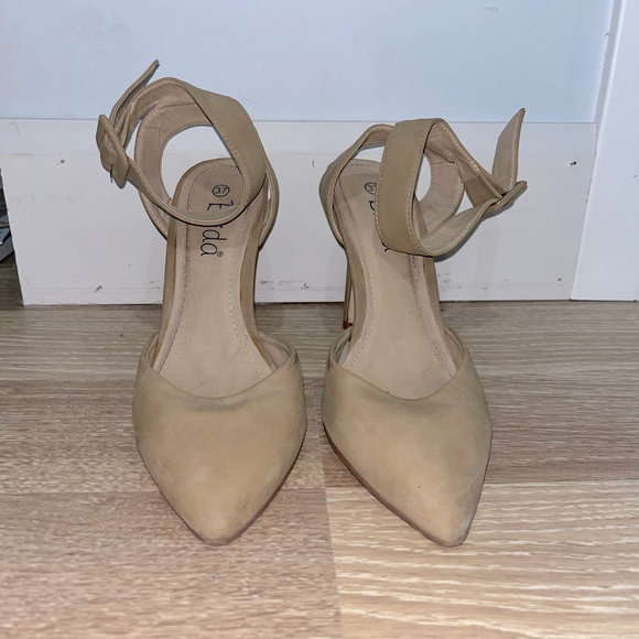 Tan heels - Picture 3 of 6